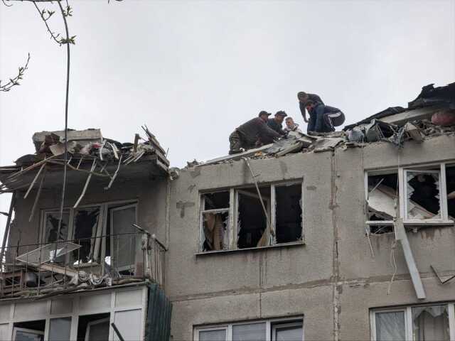 Ukrayna: Rusya'nın Slovyansk'a yönelik füze saldırılarında 5 kişi öldü, 15 kişi yaralandı Ukrayna: Rusya'nın Slovyansk'a yönelik füze saldırılarında 5 kişi öldü, 15 kişi yaralandı