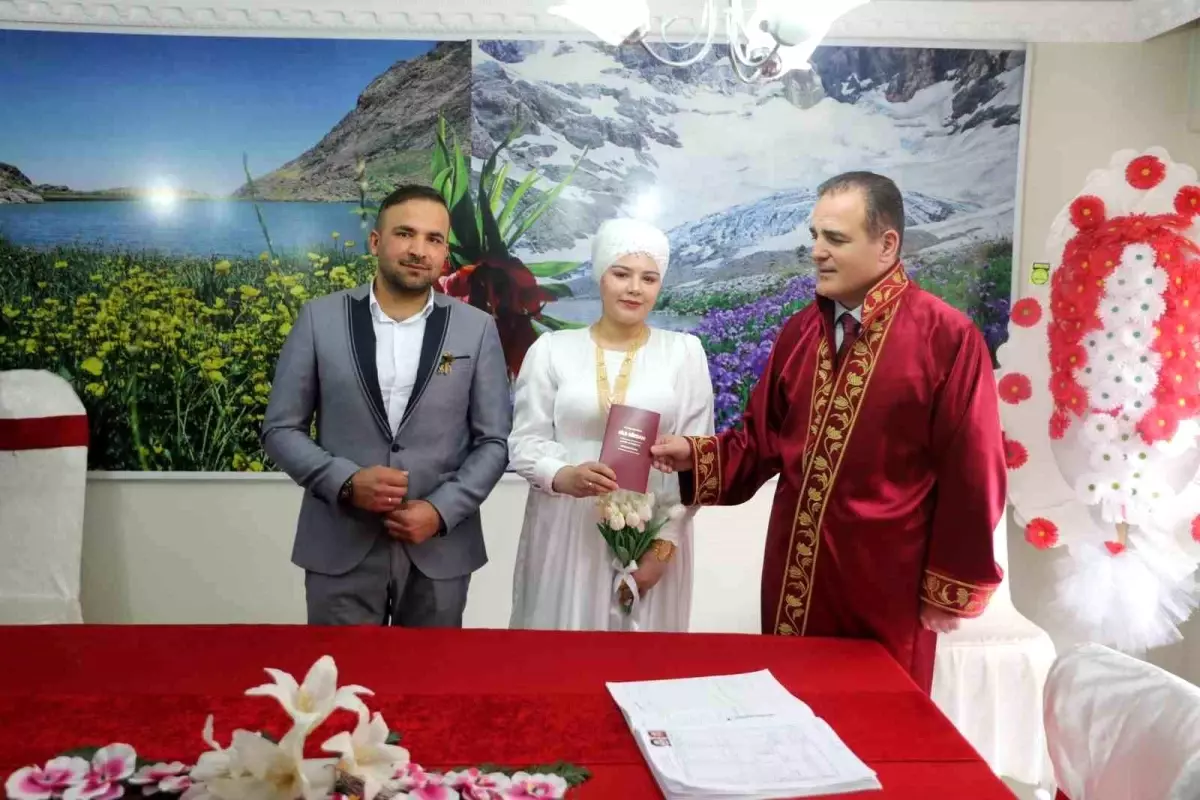 Vali Akbıyık depremzede çiftin nikahını kıydı