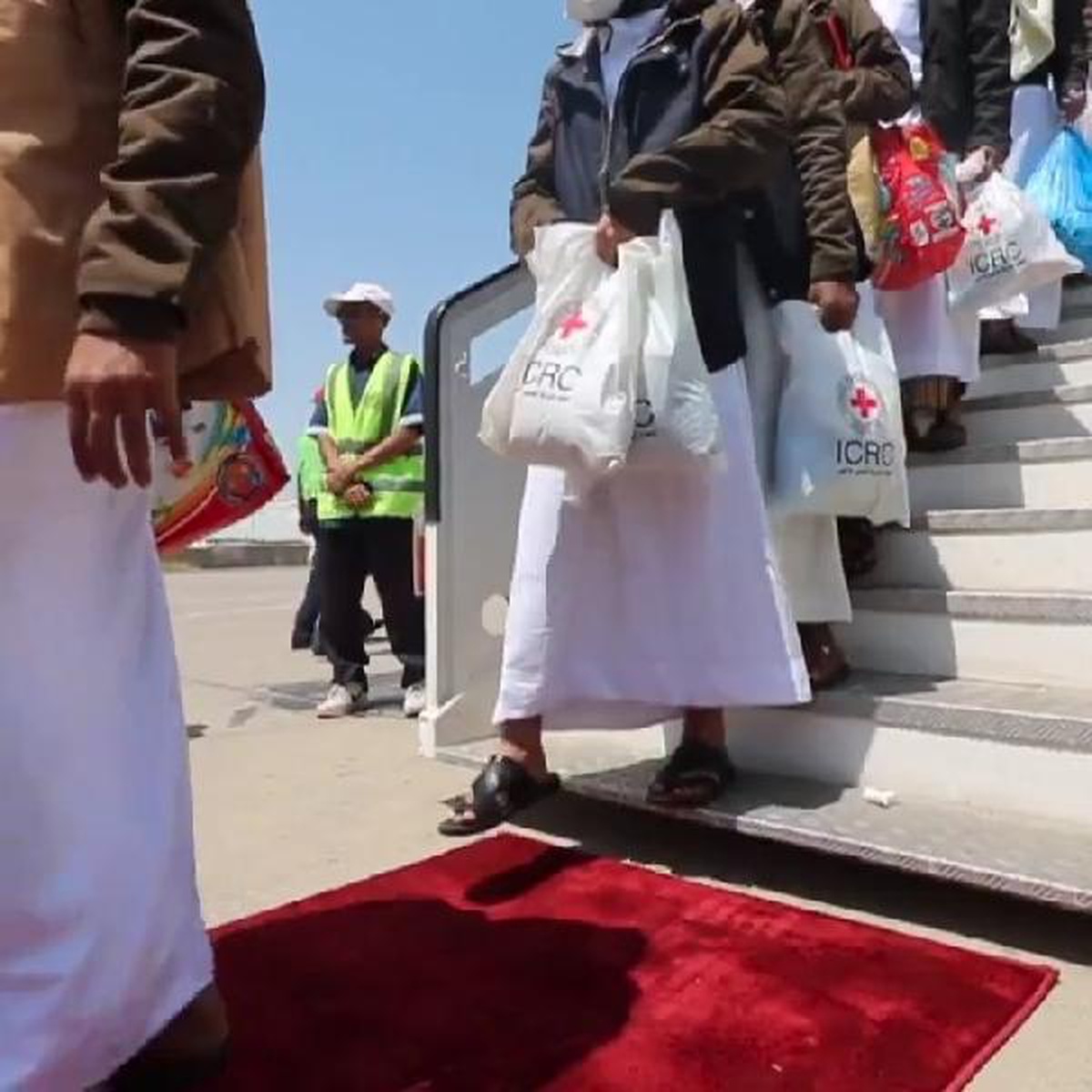 Yemen\'deki Tutukluların Evlerine Dönüşü Başladı
