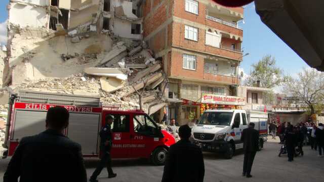 Yüreklerin ağza geldiği an! İşlek caddedeki 6 katlı bina böyle çöktü