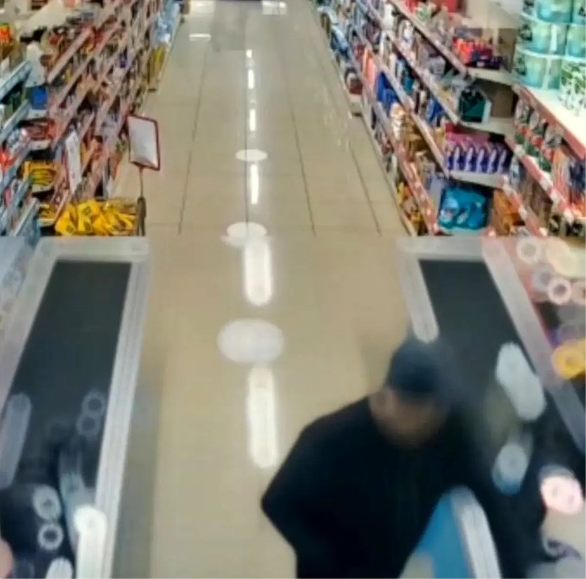 Yüzünde kadın çorabıyla market soyan eli bıçaklı soyguncu serbest bırakıldı