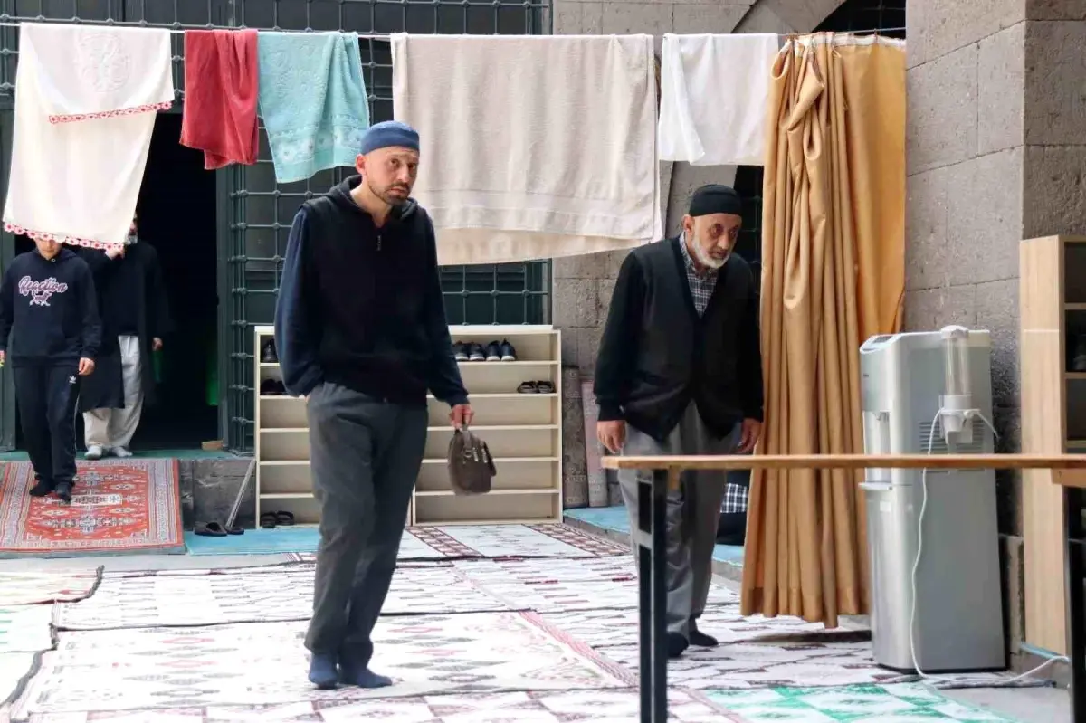 774 yıllık medresede itikafa girdiler