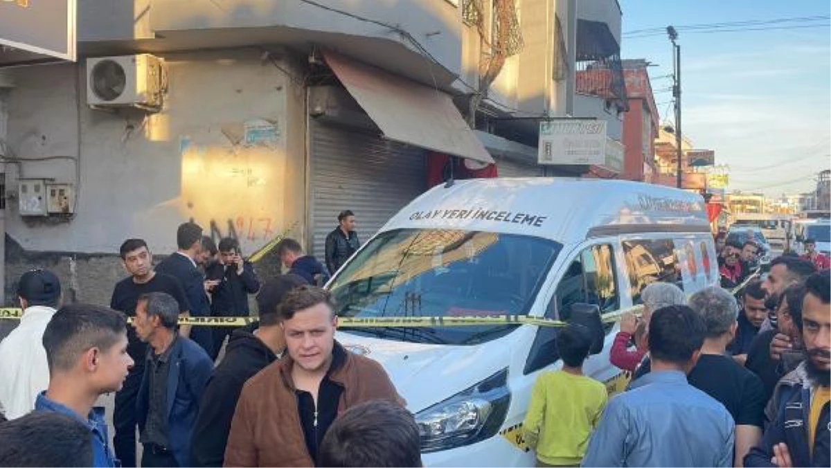 Adana\'da Baba-Oğul Kapalı Kasa Minibüsten Ateş Açılması Sonucu Öldürüldü