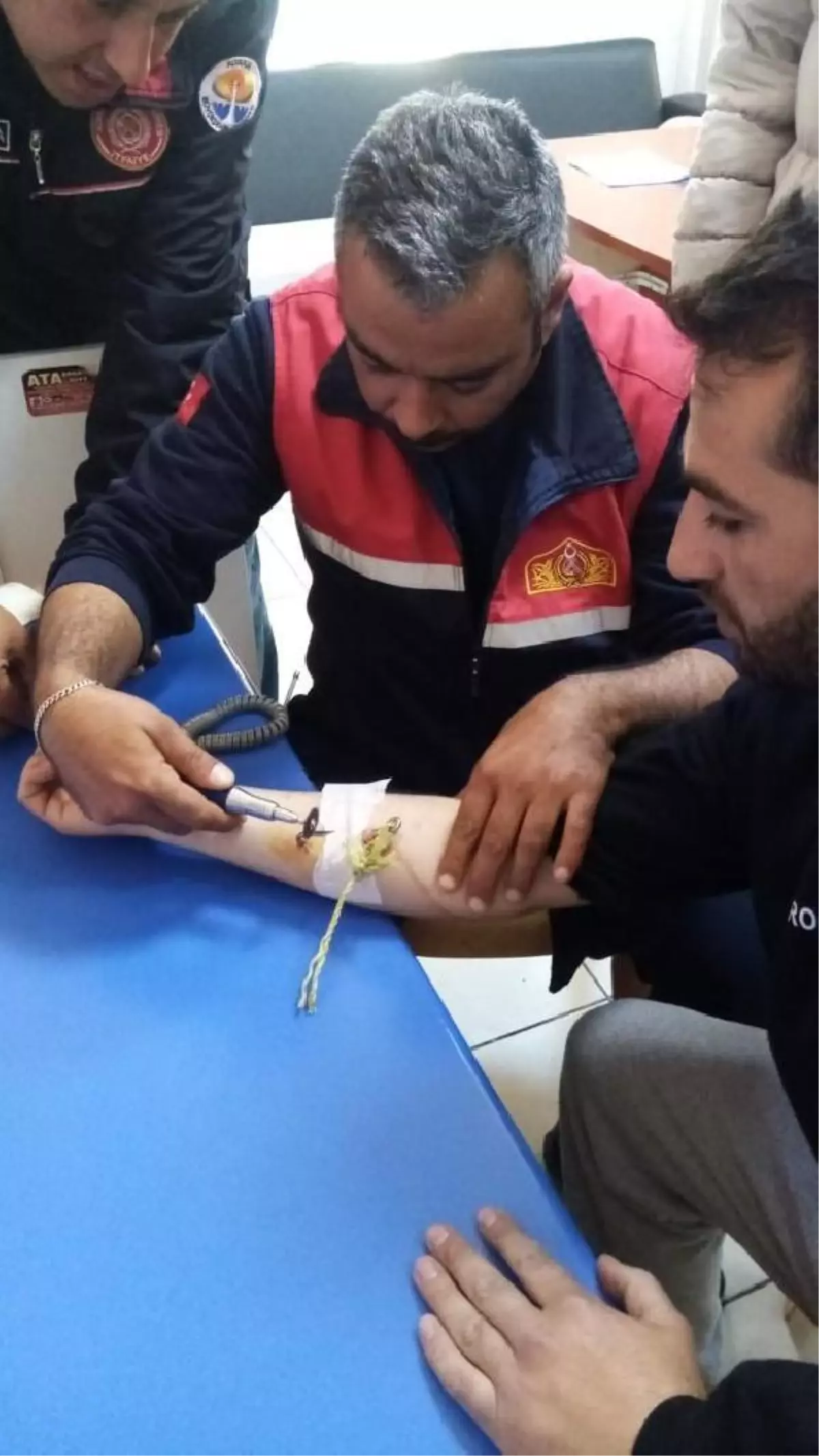 Adana'da Olta Kancası Kolu Sapan Balıkçıya İtfaiye Müdahalesi