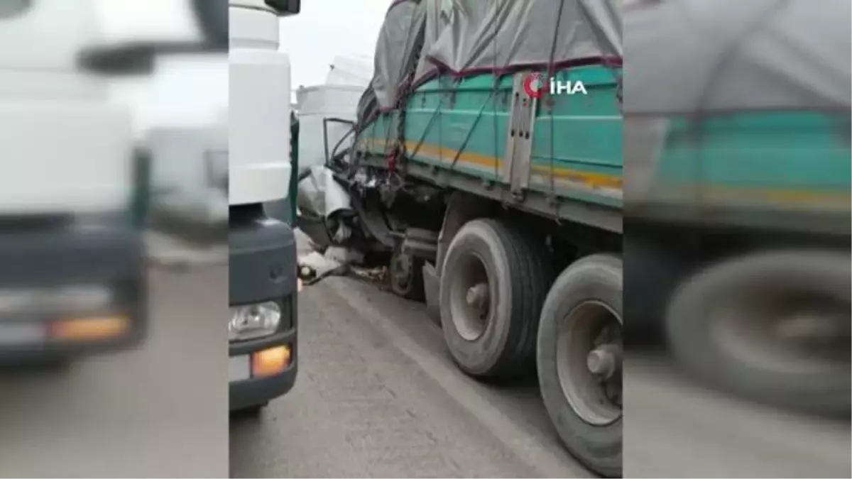 Benzinlikten çıkan kamyonet tıra arkadan çarptı: 2 ölü
