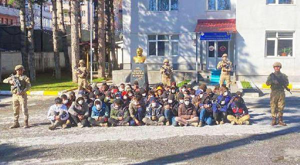Bitlis'te 70 Afganistan uyruklu kaçak göçmen yakalandı