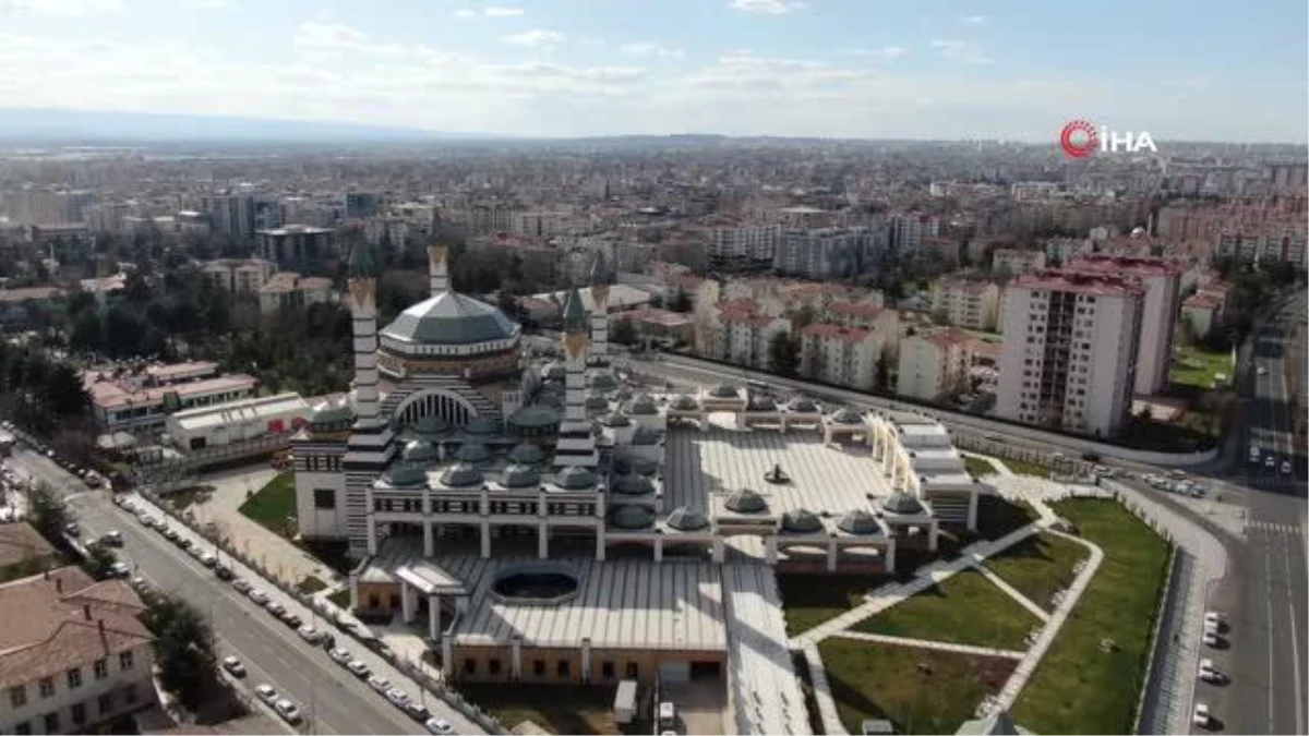 Cumhurbaşkanı Erdoğan\'ın dün açılışını yaptığı Selahaddin Eyyubi Camii\'ni vatandaşlar ziyaret etti