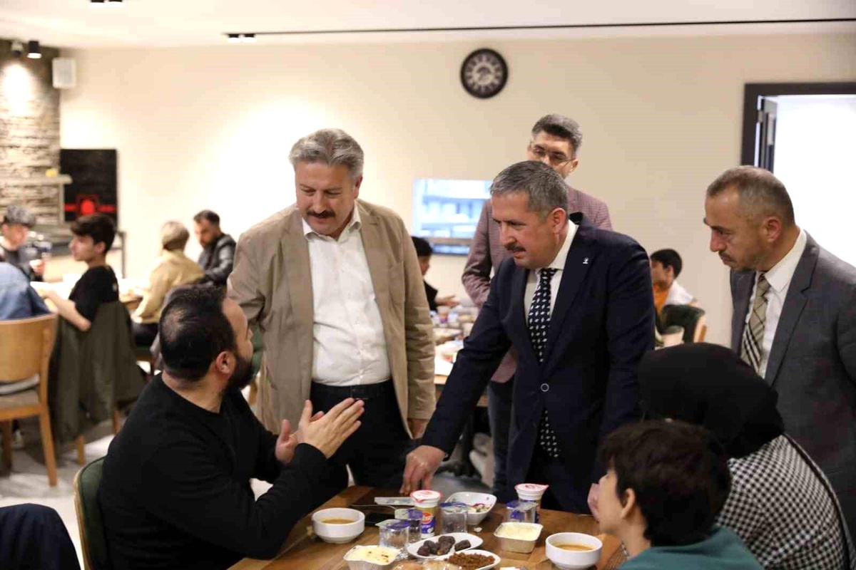Kayseri\'de depremzedelere iftar verildi
