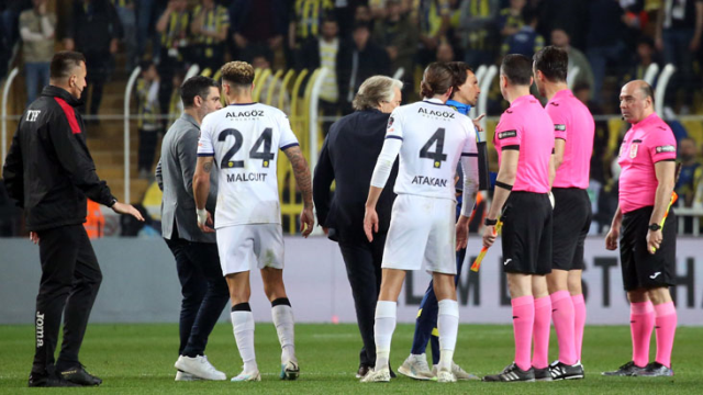 Devre biter bitmez sahaya daldı! Fenerbahçe-Ankaragücü maçında teknik adama sarı kart