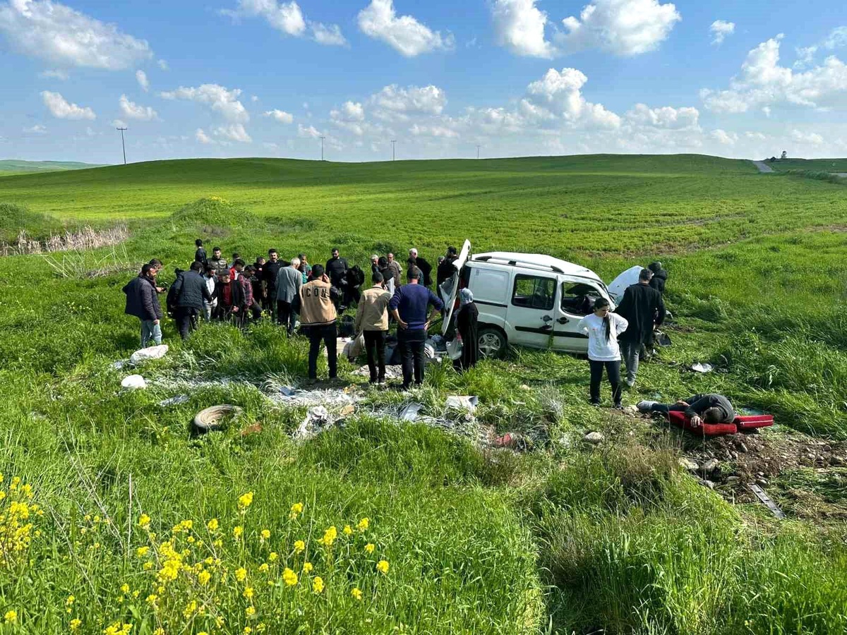 Diyarbakır\'da otomobil tarlaya uçtu: 3\'ü ağır 4 yaralı