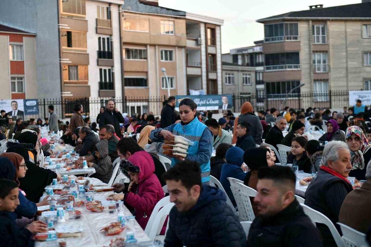 Esenyurt Belediye Başkanı Kemal Deniz Bozkurt iftar sofrasında vatandaşlarla bir araya geldi