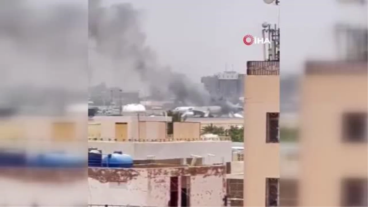 Hartum Havalimanı\'ndaki bazı uçaklardan duman yükseldiHavalimanındaki yolcular mahsur kaldı