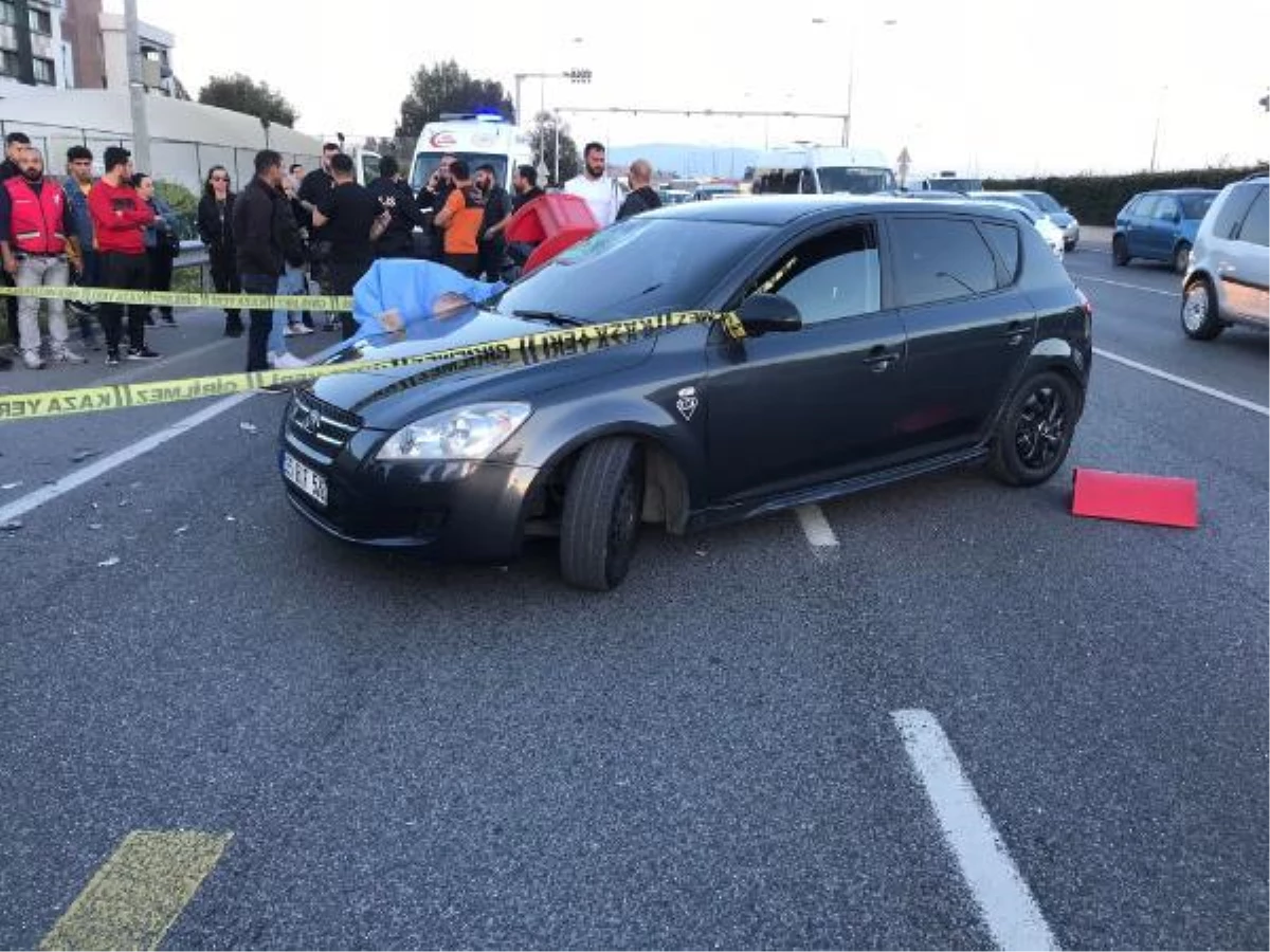 İzmir\'de kurye motosikleti otomobille çarpıştı, 1 ölü
