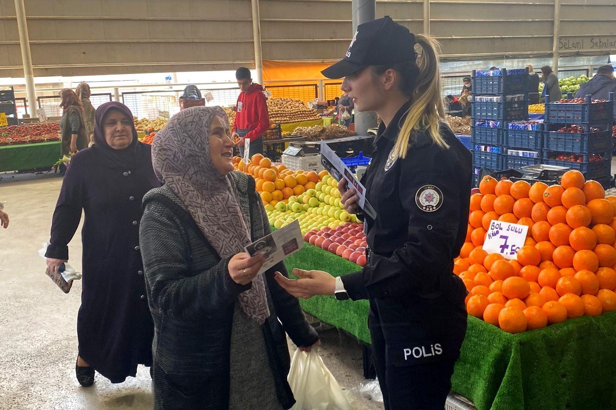 İzmir polisi pazar yerinde vatandaşları bilgilendirdi