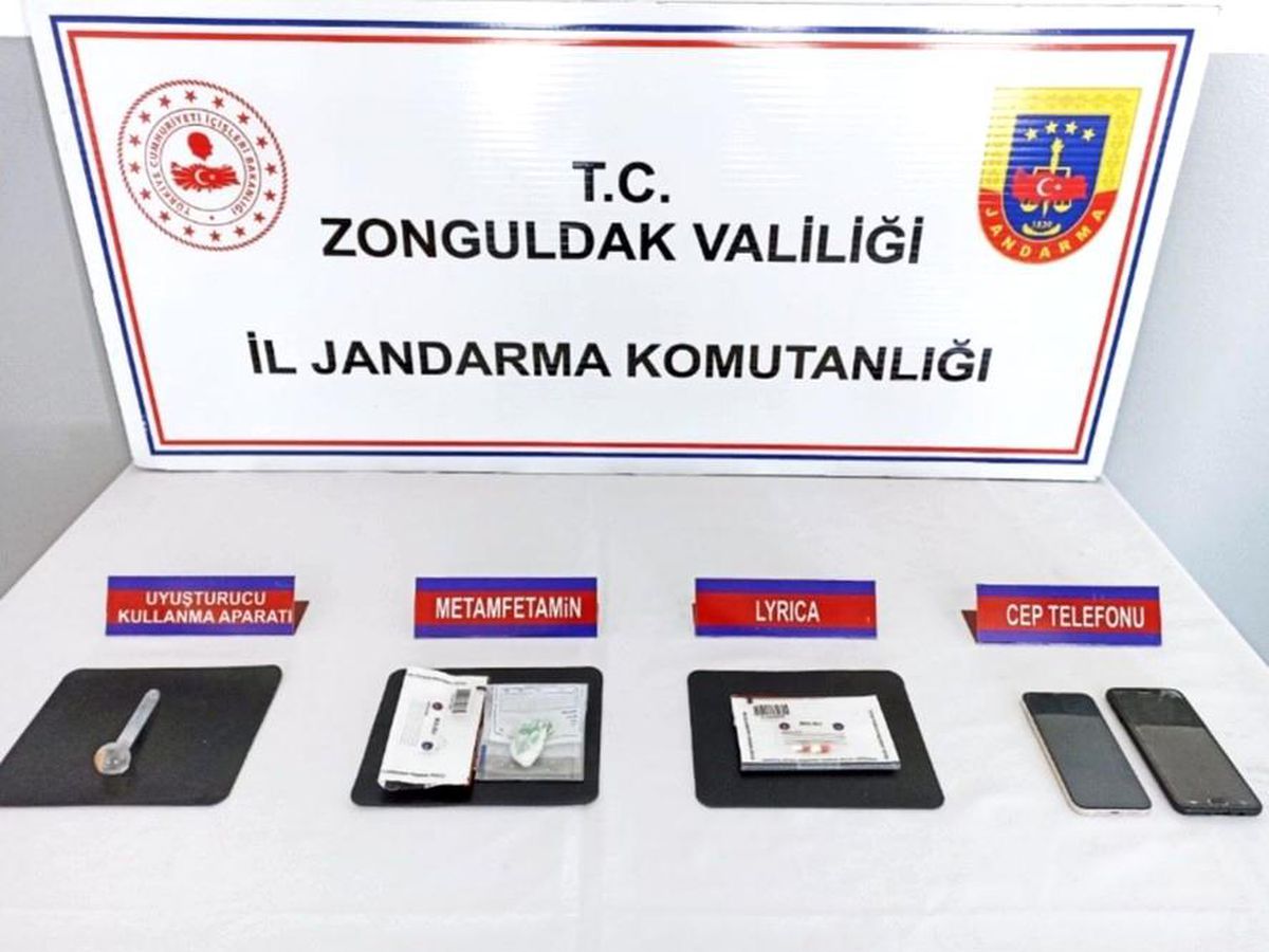 Jandarmanın durdurduğu şüphelilerin üzerinden uyuşturucu çıktı