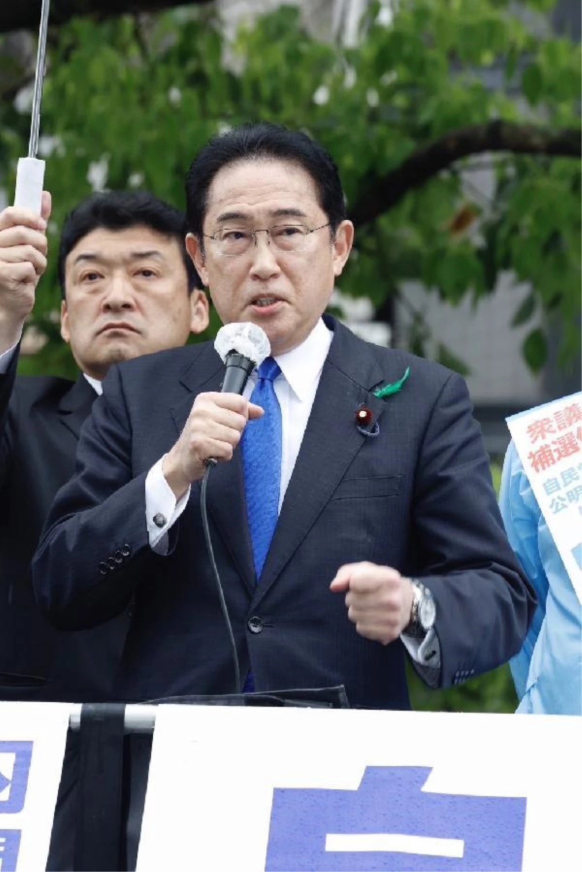 Japonya Başbakanı sis bombalı saldırıya uğradı