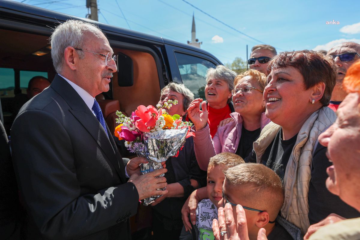 Kılıçdaroğlu, Bulgaristan\'da Türk Soydaşlar Tarafından Çiçeklerle Karşılandı