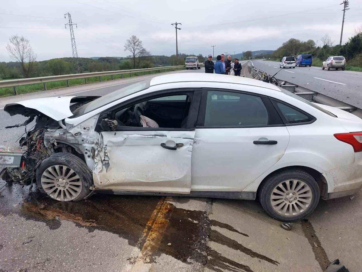 Kontrolden çıkan otomobil bariyerlere çarptı: 1 yaralı