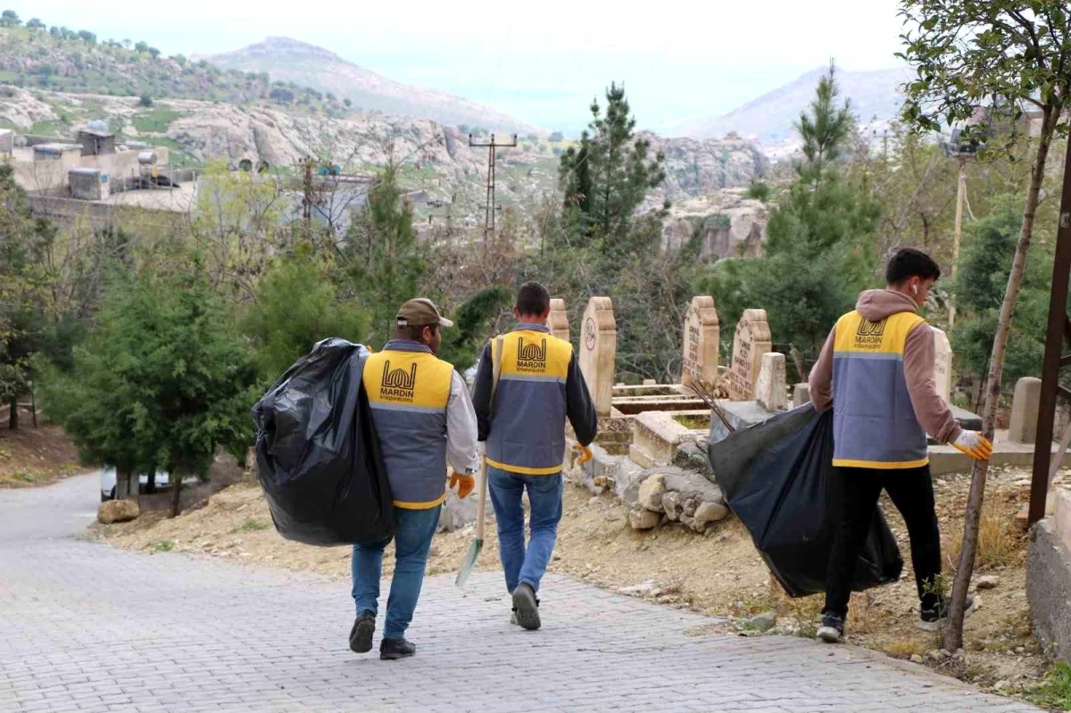Mardin\'de Ramazan Bayramı öncesi mezarlıklarda temizlik ve bakım çalışması