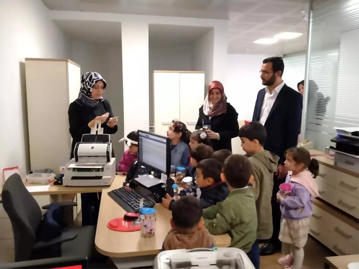 Minik öğrenciler kumbaralarındaki paraları depremzedelere gönderdi