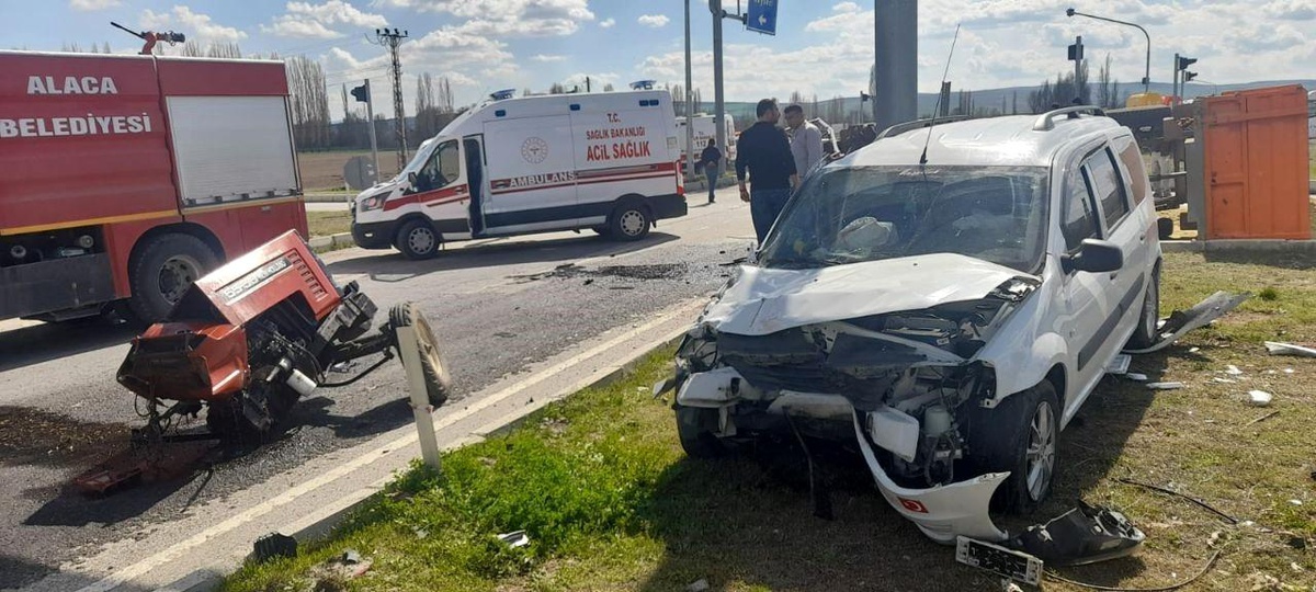 Otomobille çarpışan traktör ikiye ayrıldı