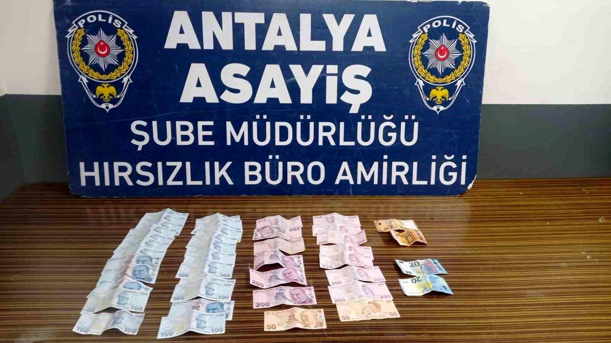 Oyaladıkları taksicinin cebinden para çalan 3 şüpheli yakalandı