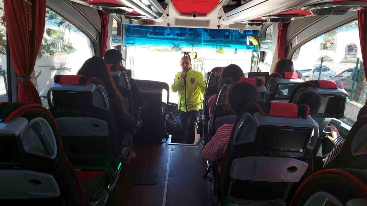 Polis ekiplerinden bayram öncesinde otobüs terminelinde emniyet kemeri hatırlatması