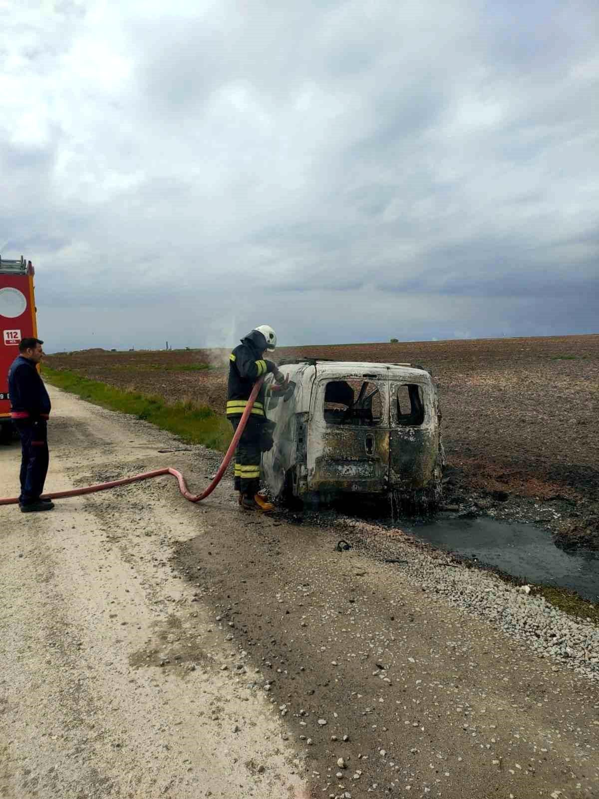 Seyir halindeki araç yandı