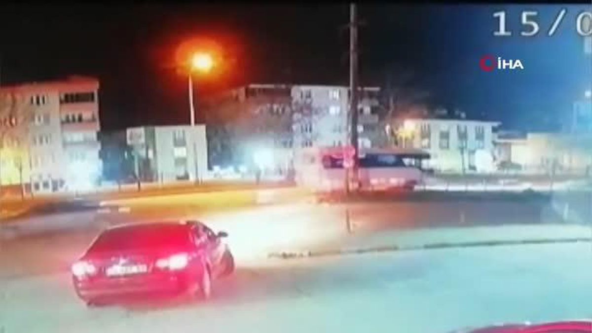 Seyir halindeki iki motosikletin çarpıştığı feci kaza kamerada: 1 ölü