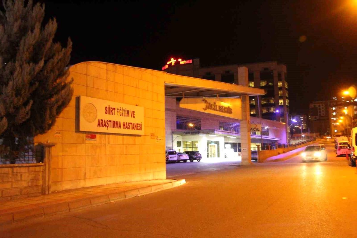 Siirt'te iki araç kafa kafaya çarpıştı: 3 yaralı