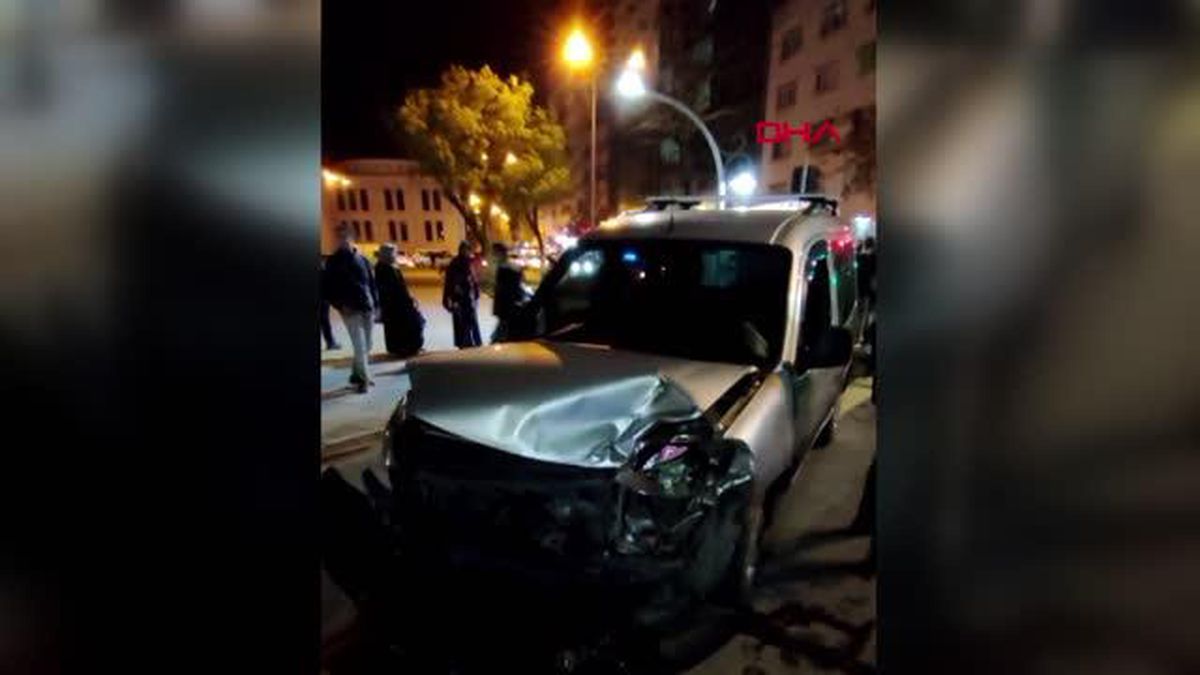 SİİRT'TE HAFİF TİCARİ ARAÇ İLE OTOMOBİL ÇARPIŞTI 3 YARALI