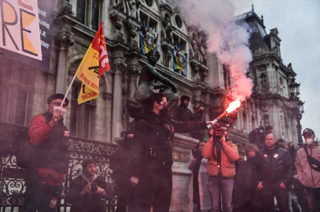 Tartışmalı emeklilik yasasının onaylanması Fransa'yı karıştırdı! Sokakları yakan göstericiler tek bir slogan atıyor Tartışmalı emeklilik yasasının onaylanması Fransa'yı karıştırdı! Sokakları yakan göstericiler tek bir slogan atıyor