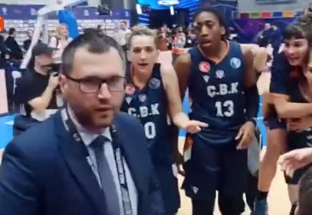 Türk bayrağı ile kutlamaya izin vermemişlerdi! Skandal olay sonrası FIBA sessizliğini bozdu Türk bayrağı ile kutlamaya izin vermemişlerdi! Skandal olay sonrası FIBA sessizliğini bozdu