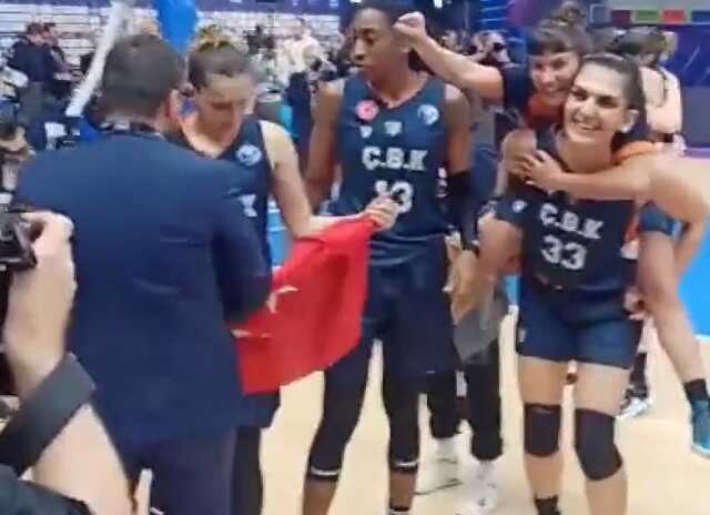 Türk bayrağı ile kutlamaya izin vermemişlerdi! Skandal olay sonrası FIBA sessizliğini bozdu Türk bayrağı ile kutlamaya izin vermemişlerdi! Skandal olay sonrası FIBA sessizliğini bozdu