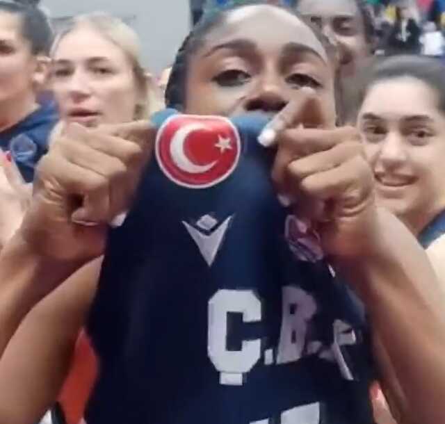 Türk bayrağı ile kutlamaya izin vermemişlerdi! Skandal olay sonrası FIBA sessizliğini bozdu Türk bayrağı ile kutlamaya izin vermemişlerdi! Skandal olay sonrası FIBA sessizliğini bozdu