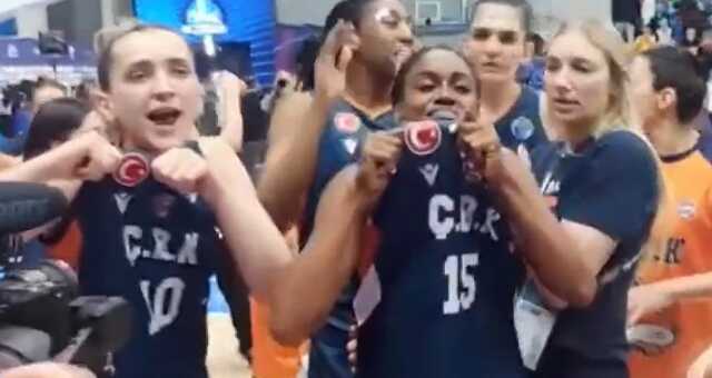 Türk bayrağı ile kutlamaya izin vermemişlerdi! Skandal olay sonrası FIBA sessizliğini bozdu Türk bayrağı ile kutlamaya izin vermemişlerdi! Skandal olay sonrası FIBA sessizliğini bozdu