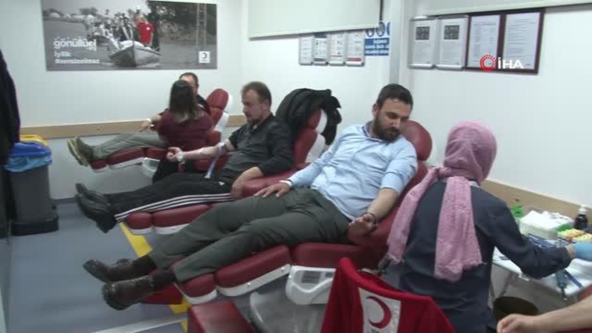 AK Partili gençlerden Kızılay\'a \'kan\' desteği