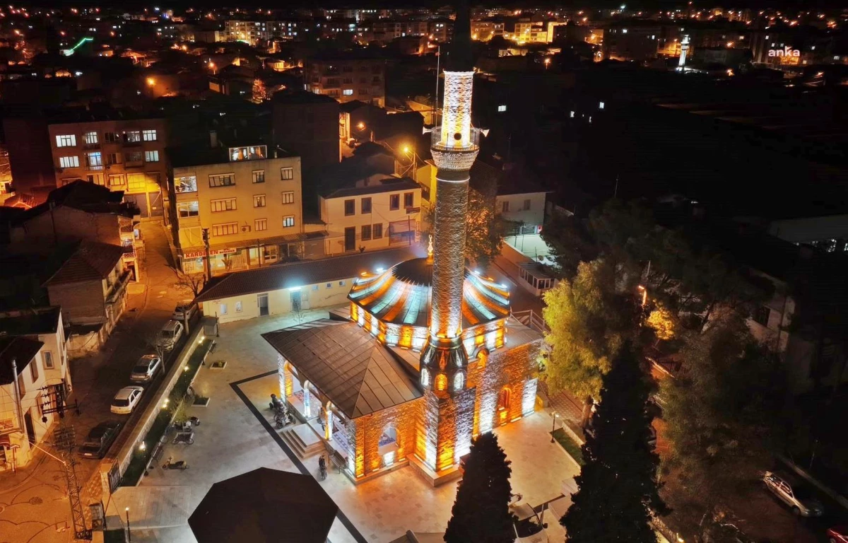 Akhisar Belediyesi\'nden Yeni Gülruh Camii\'nde Işıklandırma Çalışması