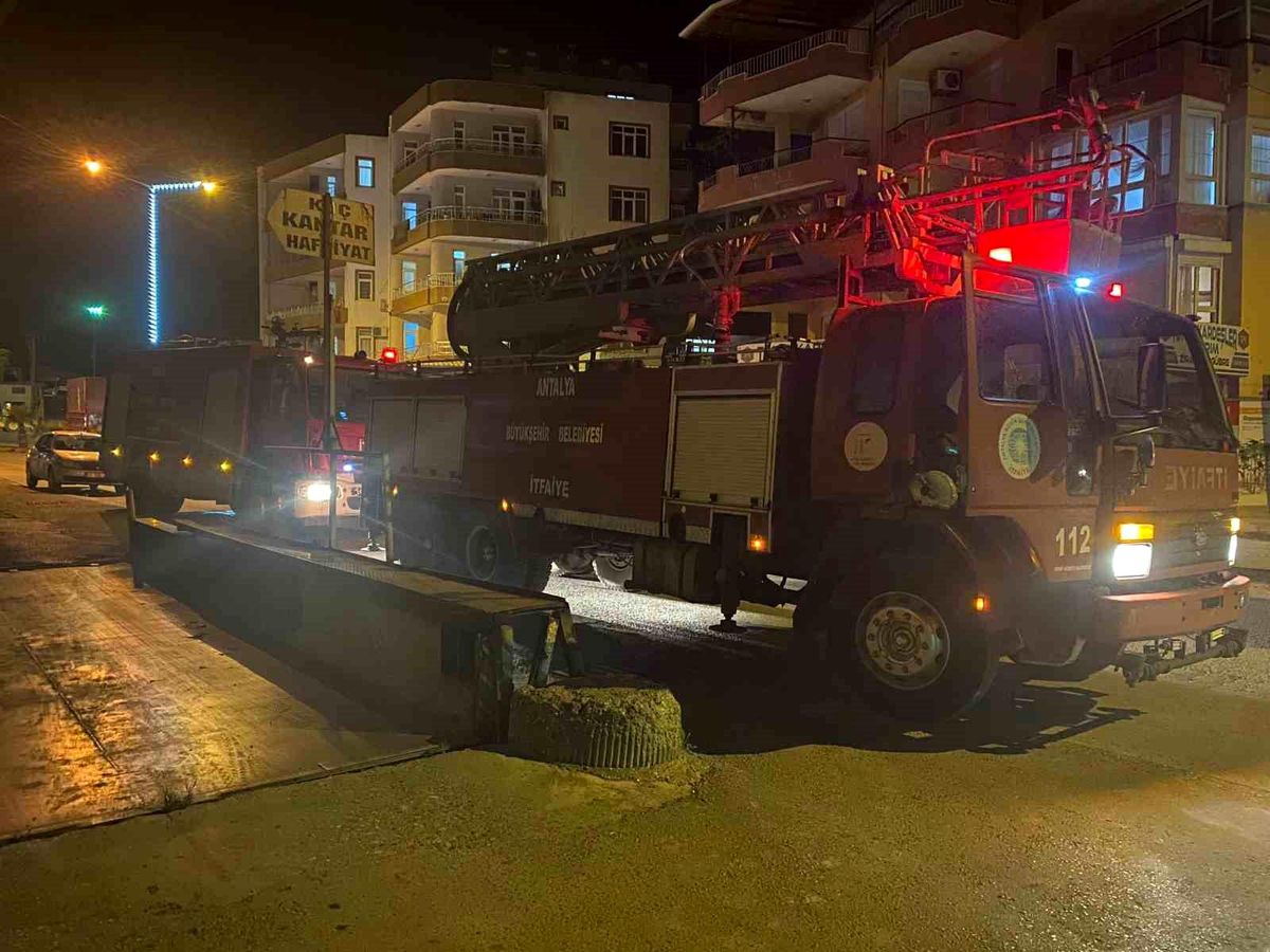 Antalya\'da ev yangınında 1 kişi dumandan etkilendi