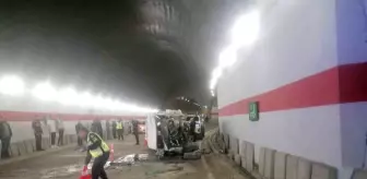 Minibüs tünelde duvara çarptı: 4 yaralı