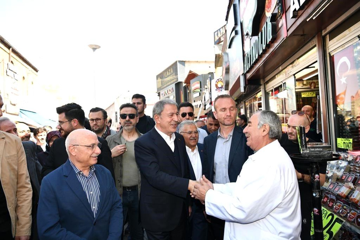 Bakan Akar ve Başkan Büyükkılıç\'tan tarihi kapalı çarşı esnafına ziyaret