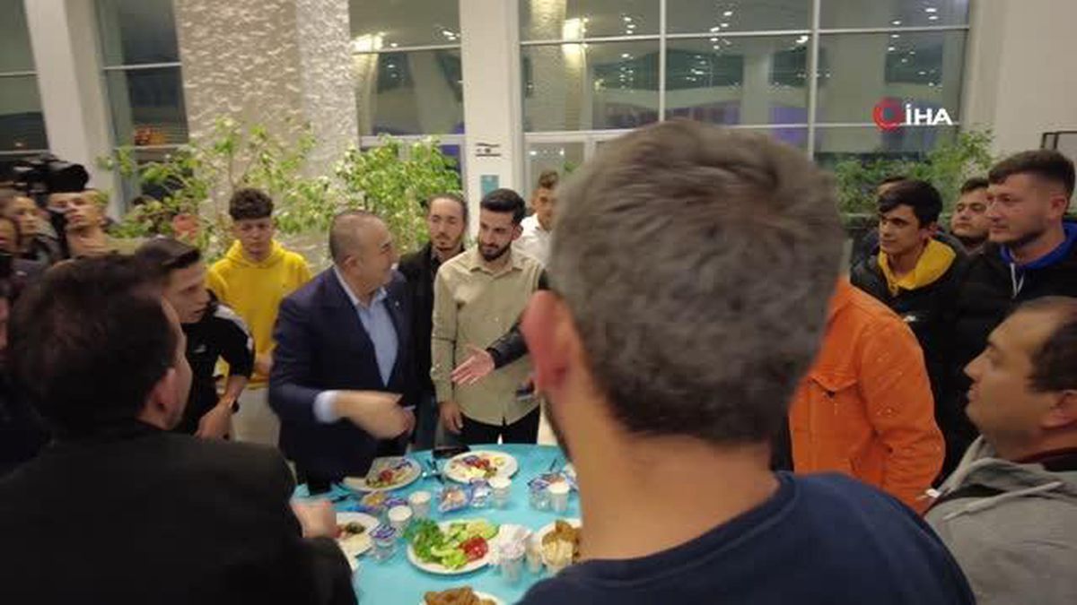 Bakan Çavuşoğlu, Antalyalı gençlerle sahur yaptı