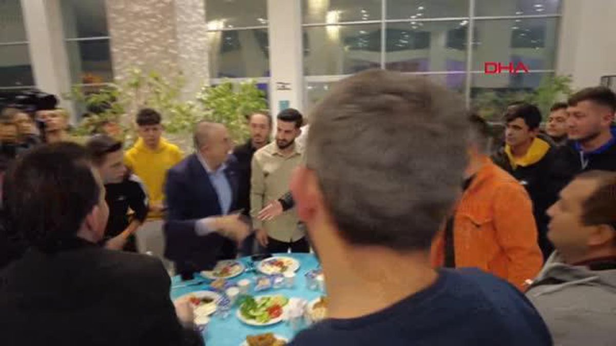 BAKAN ÇAVUŞOĞLU, SAHURDA GENÇLERLE BULUŞTU