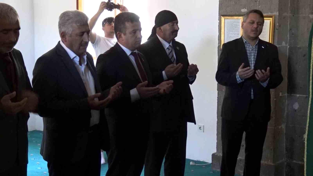 Büyük Birlik Partisi seçim çalışmalarına türbe ziyareti ile başladı