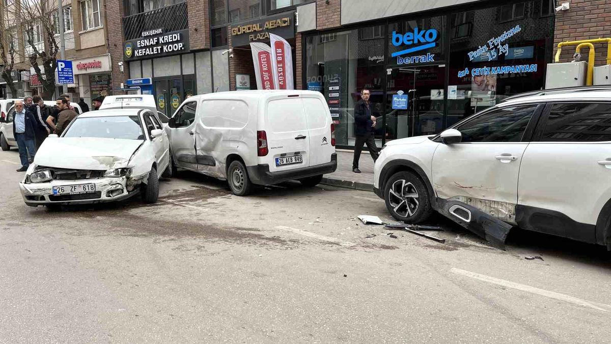 Direksiyon hakimiyetini kaybeden sürücü park halindeki 2 araca çarptı
