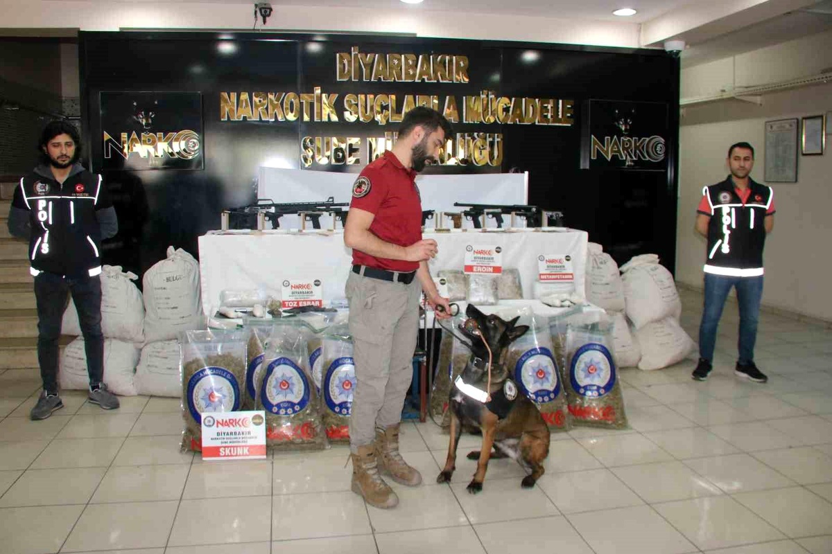 Diyarbakır merkezli 50. \'Kökünü Kurutma Operasyonunda ele geçirilenler sergilendi: 215 gözaltı