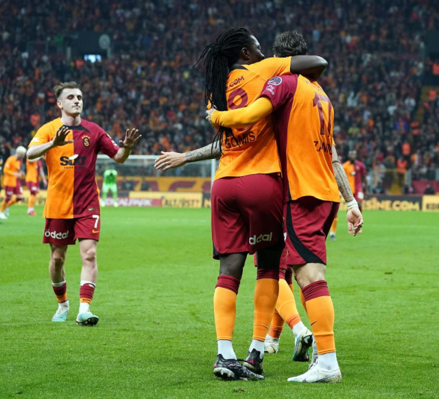 Erden Timur, Galatasaraylı futbolculara verdiği prim müjdesiyle Kayseri zaferinin keyfini iki katına çıkardı