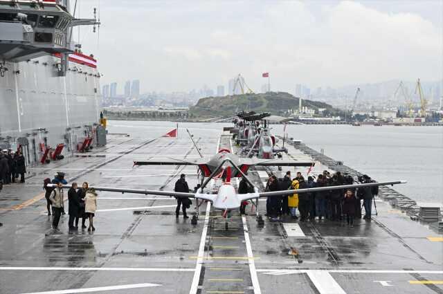 Görüntüler Marmara Denizi'nden! TCG Anadolu ilk uçuşuna çıktı