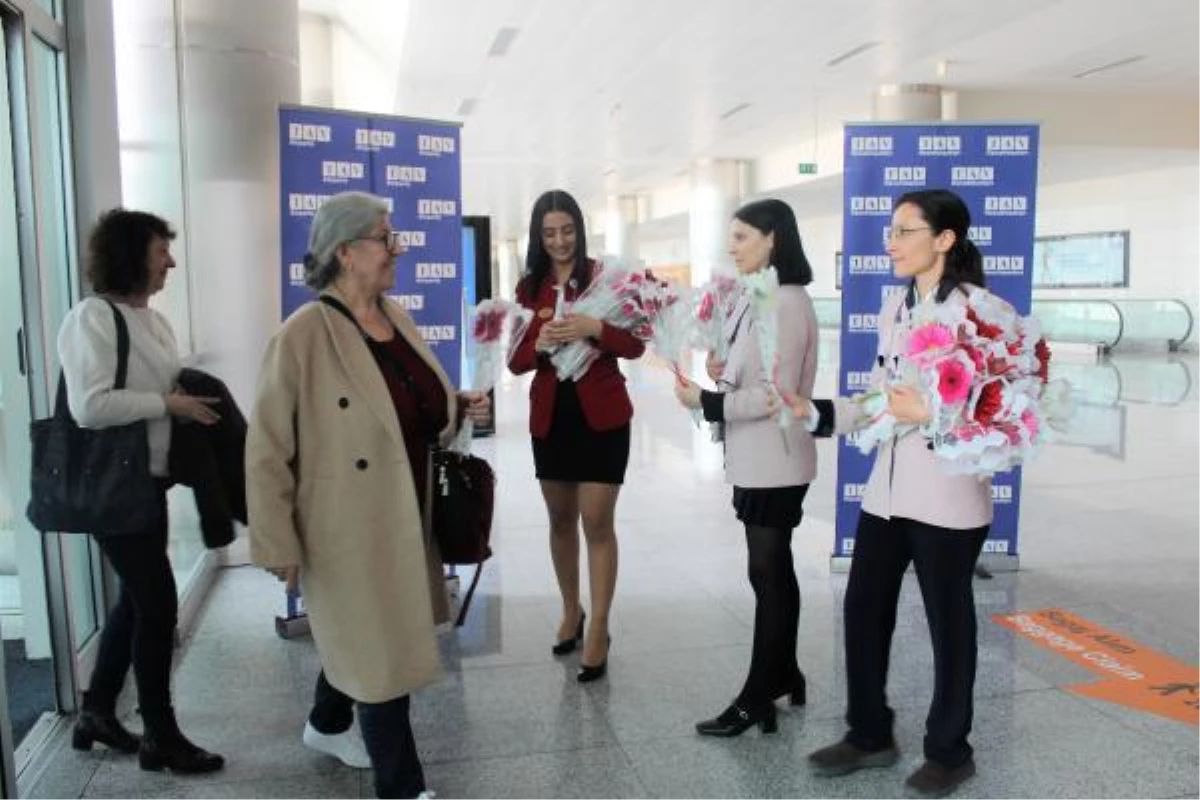 İzmir Adnan Menderes Havalimanı, Transavia\'nın ilk Paris uçuşunu karşıladı
