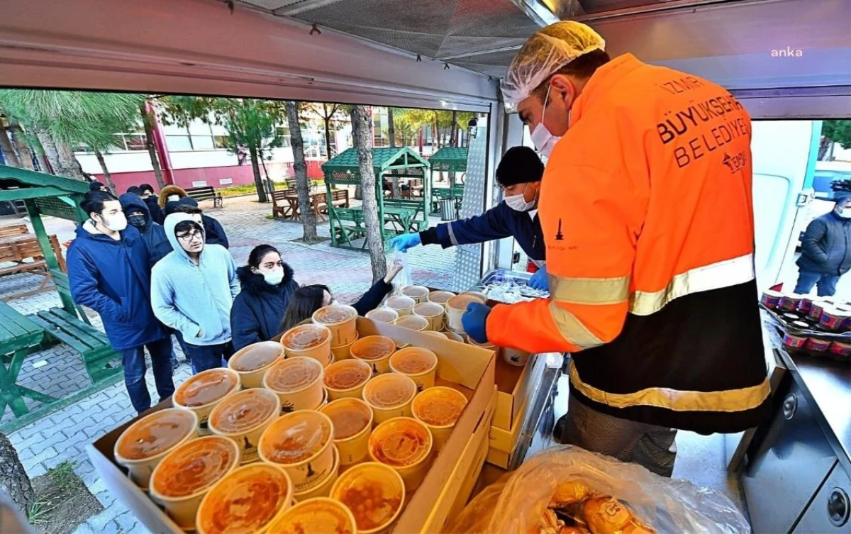İzmir Büyükşehir Belediyesi, İhtiyaç Sahibi Yurttaşlara Gıda Desteği Vermeye Devam Ediyor